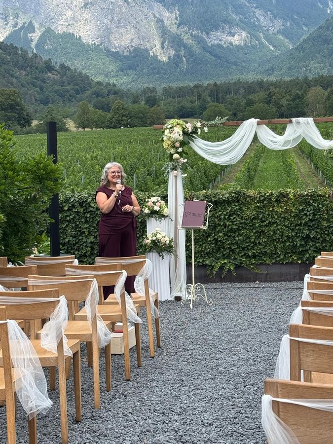 Theresia Jansen bei der freien Trauung im Weinberg
